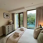 The Noir Blanc Retreat At Ryedale House