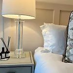 The Noir Blanc Retreat At Ryedale House