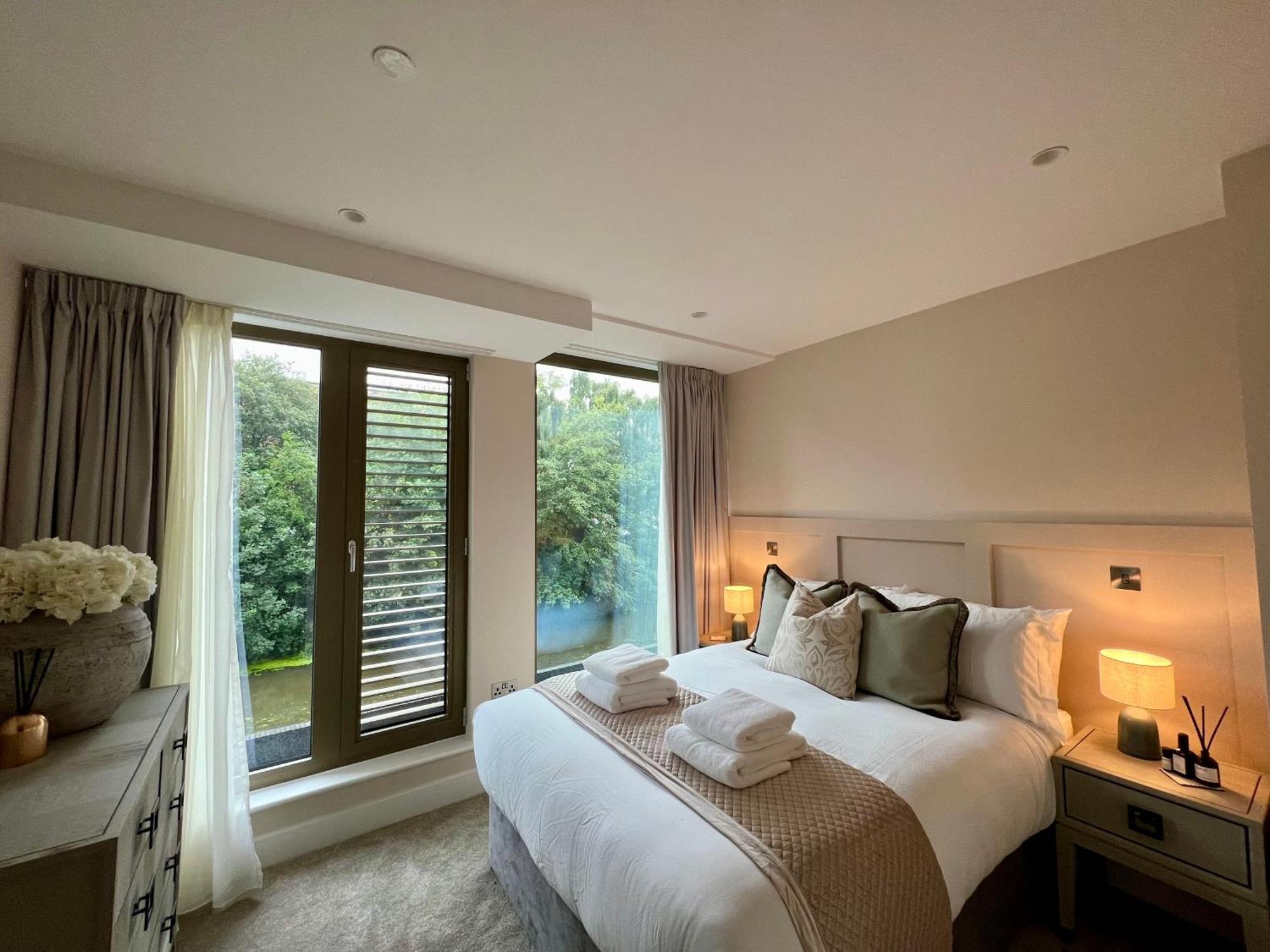 The Noir Blanc Retreat At Ryedale House Apartment *